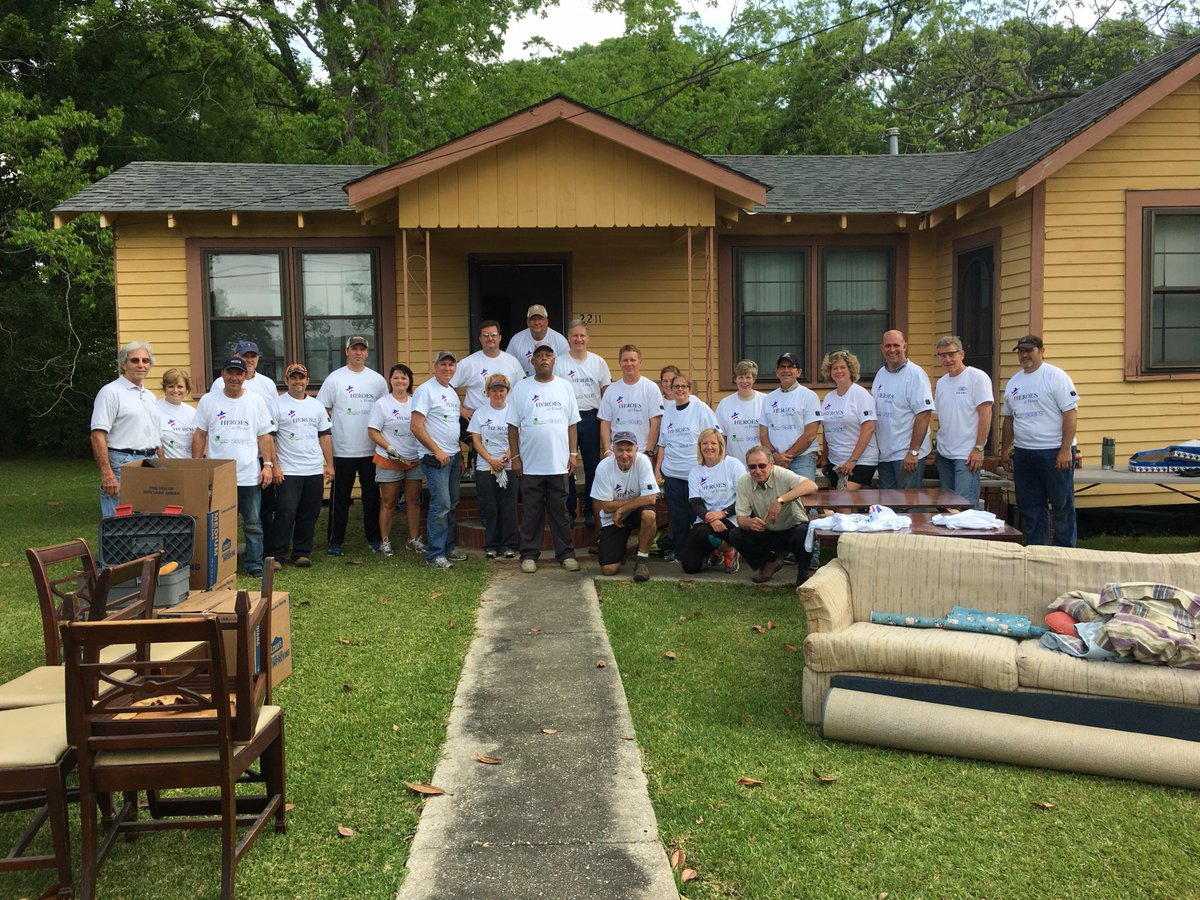 RTBatonRouge's tweet photo. 29th of April was our #nationalRebuildingDay our Team made sure to make everyone happy #rebuildingtogetherbatonrouge https://t.co/S2o37k392D