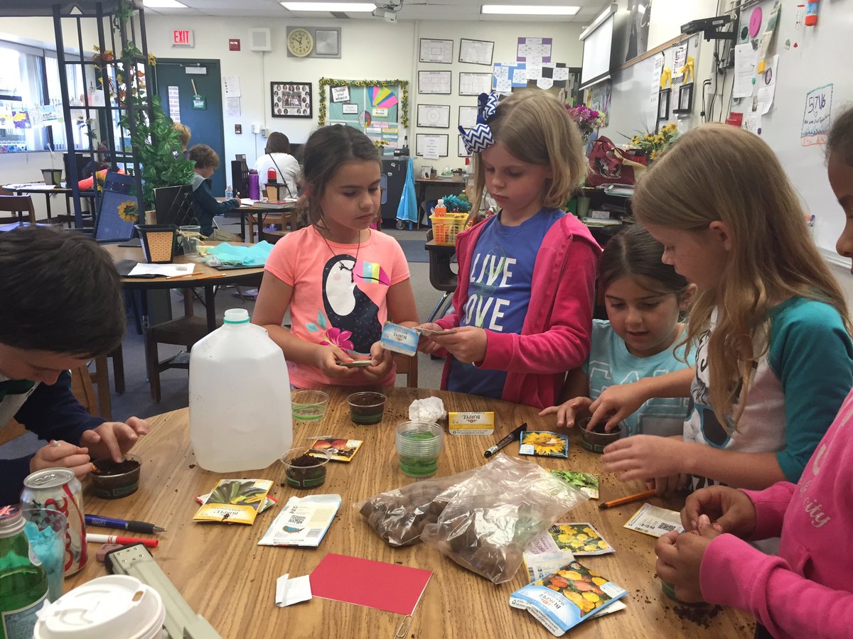 PTEmmalbert's tweet photo. Mother's Day science fun! #studentsteachingstudents #expandingsoil https://t.co/fvAWwVngWl