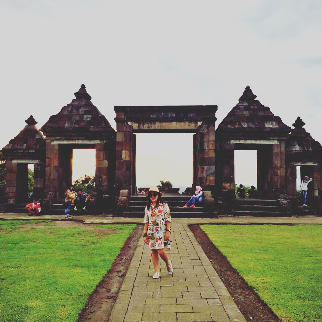 ArieCantik's tweet photo. #ITSLongWeekend Candi Ratu Boko di Jogja yg hits gara2 #AADC2. Kesini wkt sore, bagus bgt viewnya 😍@Ini_Talkshow https://t.co/6Vj5KvcgQz