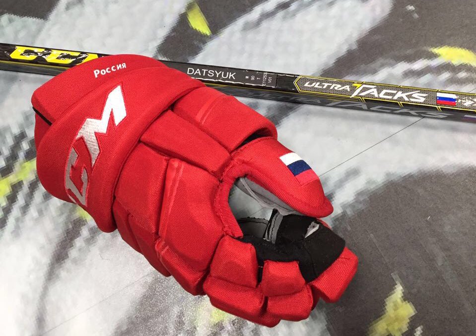 CCMHockey's tweet image. .@Datsyuk13's glove and stick ready to go at the #IIHFWorlds. #UltraTacks #MagicMan
