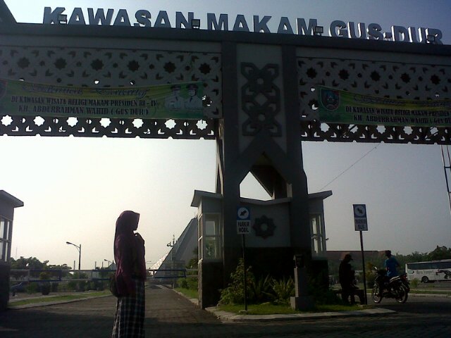 elddista_sara's tweet photo. @Ini_Talkshow ziarah ke makam gus dur @KabJombang #ITSlongweekend https://t.co/e1IrGLZNaK