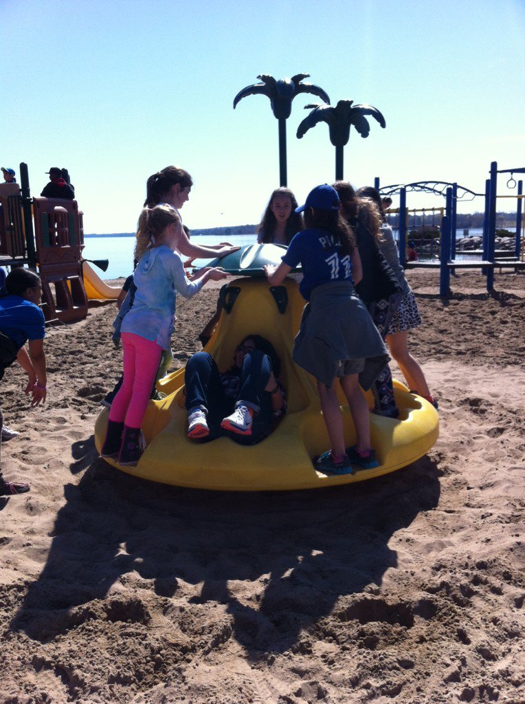 LaSource_ML6e's tweet photo. Jeux au parc #ACELFMontreal https://t.co/xHfv6i3qNj