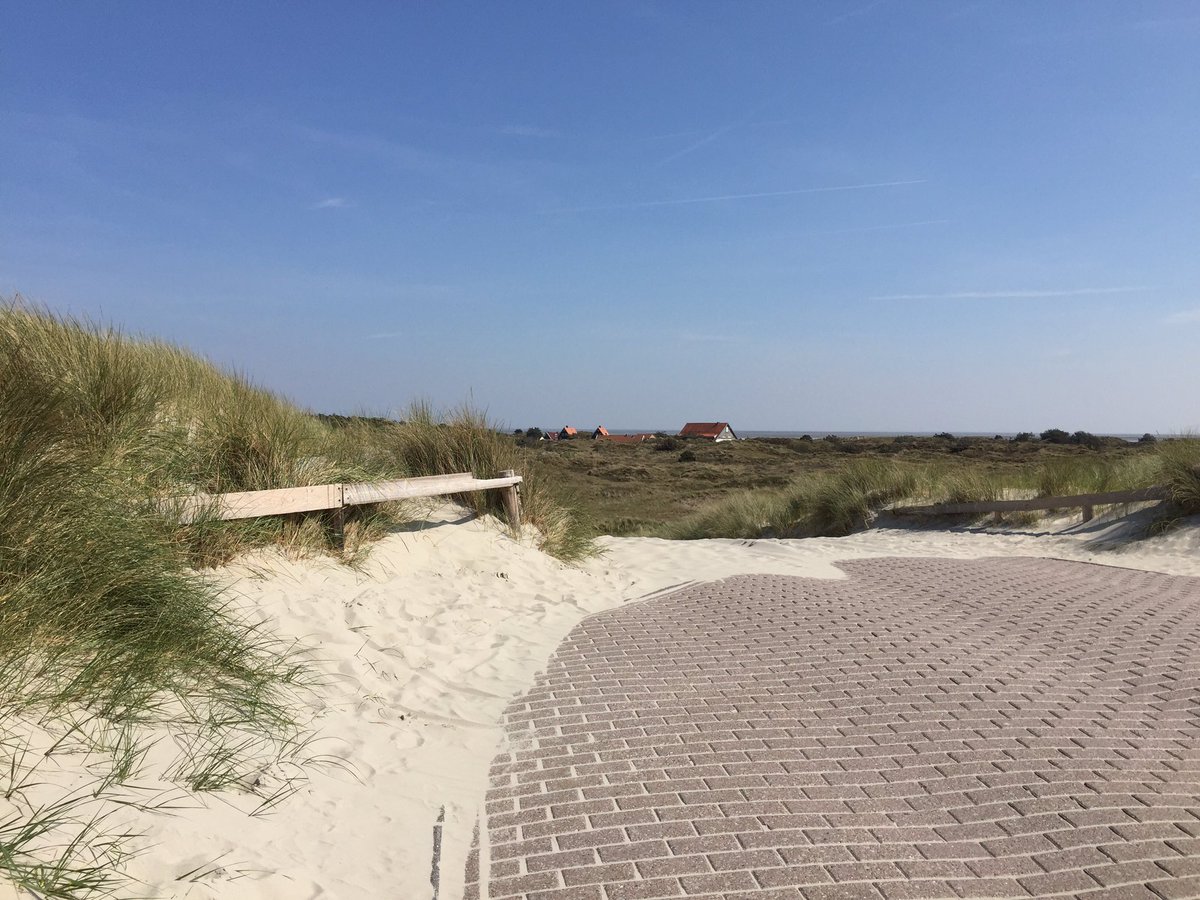 FlexMind's tweet photo. Uitzicht op het #Posthuys en een welverdiende pannekoek na fikse wandeling #Vlieland https://t.co/e8bRwoYgcN