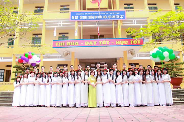 lee_sandy454's tweet photo. #vietnam #graduated 
#aodai https://t.co/gkbc2wRCSm
