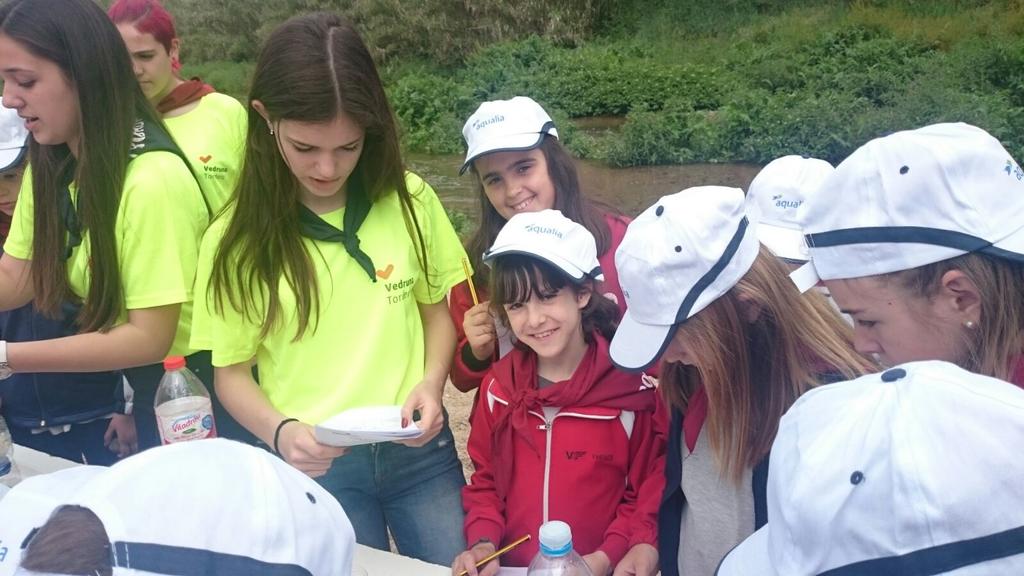 VedrunaGirona's tweet photo. Trobada Medi Ambient d'alumnes de 4t, mirem l' absorció de l'aigua a les ribes del Tordera #decididament #PRIvedruna https://t.co/HkjVEm1HPw