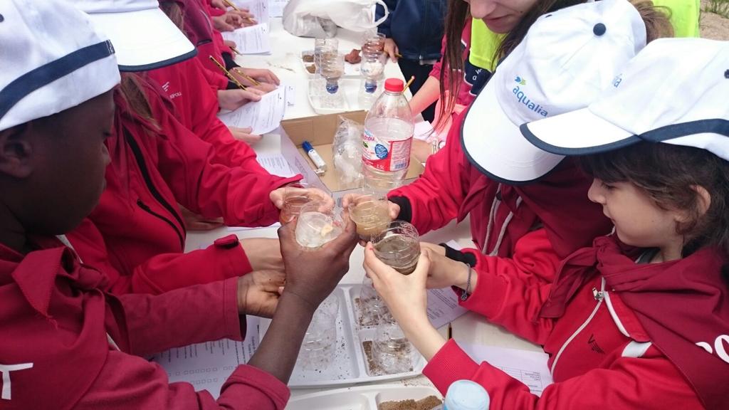 VedrunaGirona's tweet photo. Trobada Medi Ambient d'alumnes de 4t, mirem l' absorció de l'aigua a les ribes del Tordera #decididament #PRIvedruna https://t.co/HkjVEm1HPw