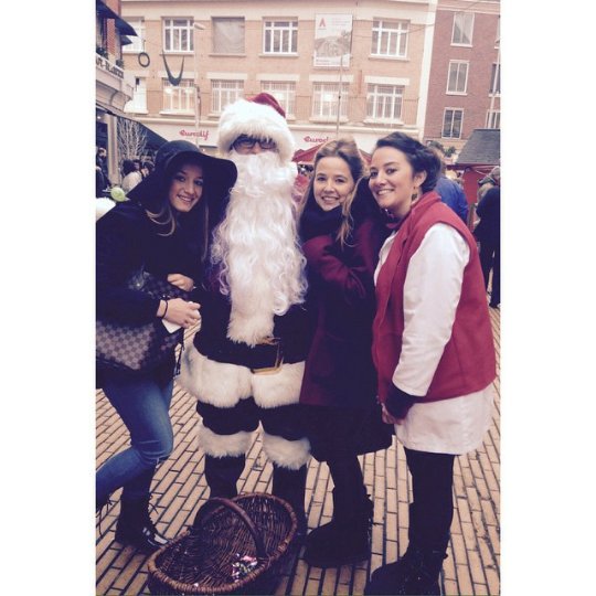 Margot_Mal's tweet photo. " Avec les sœurs à Amiens au marché de Noël 🎄🎅" ~131214~ https://t.co/uqzYlzZOhG