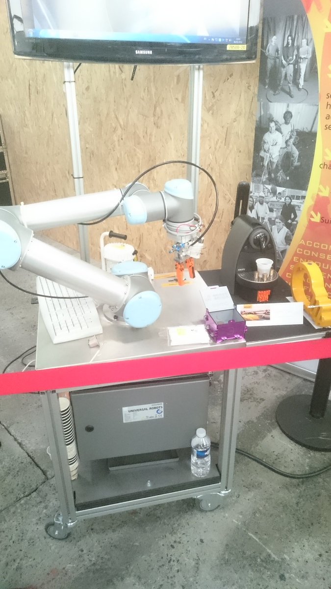 thitore's tweet photo. Un Cobot (robot collaboratif) par les élèves de l'ER2C ...  Tt le monde peut innover ! @Continental_fr #fablabfest https://t.co/SaxYCTN1Mv