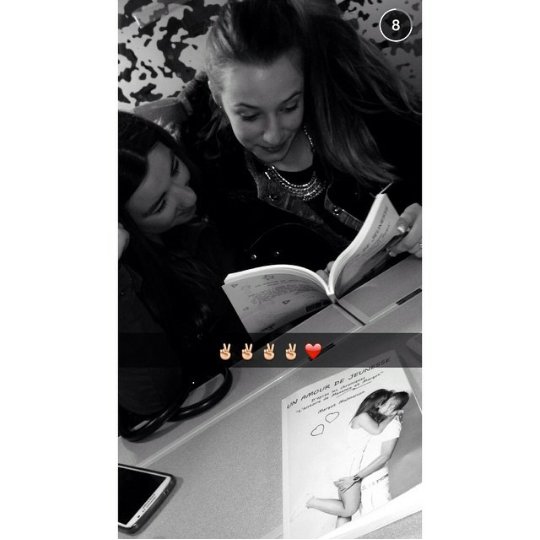 Margot_Mal's tweet photo. " Je fais découvrir à la copine @cintouush_b mon livre 📖😍💪 " ~231214~ https://t.co/ZXM0jMT8iy
