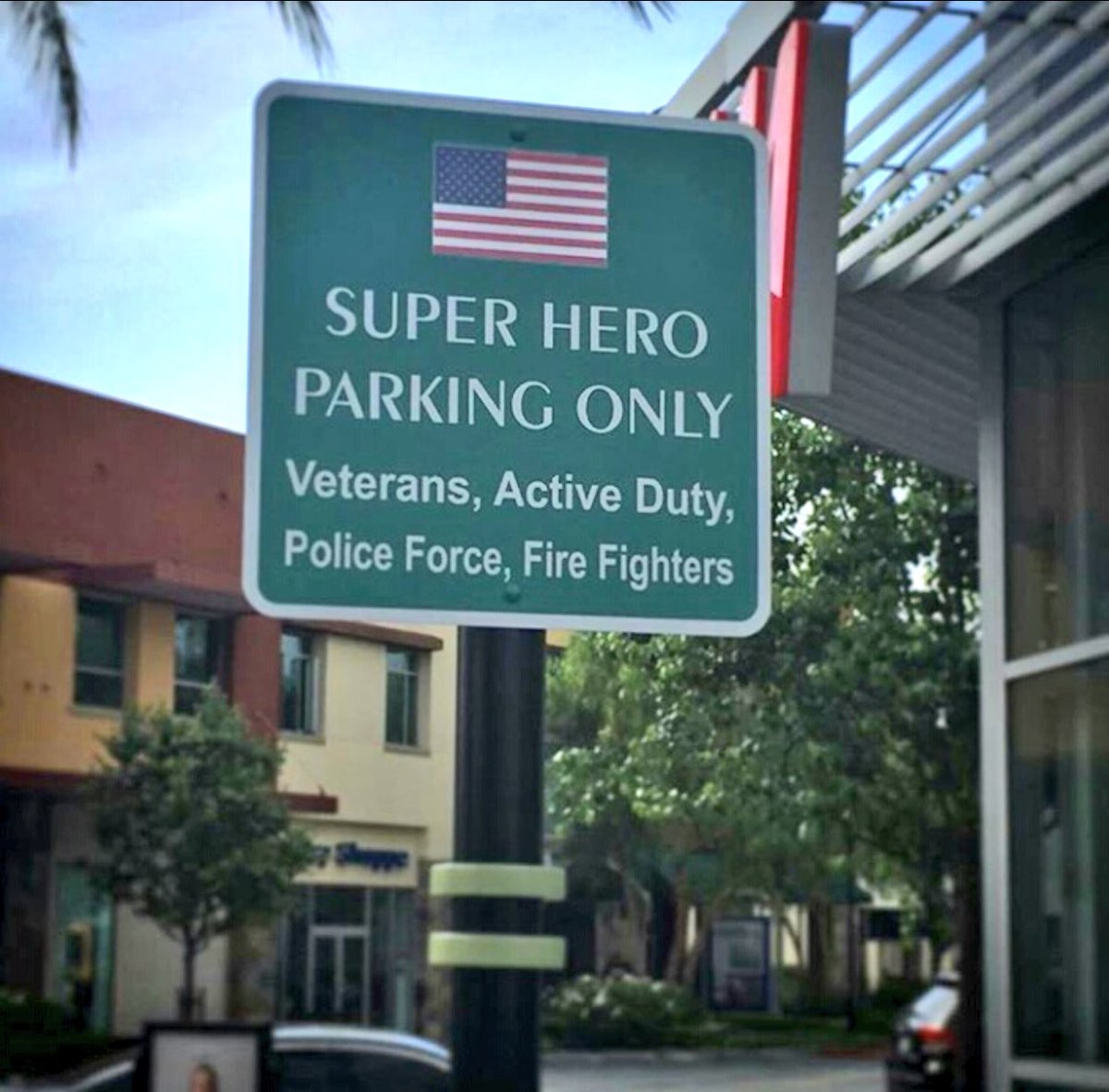 BSG617's tweet photo. Now this is a #parking sign I can get behind! Right @theSPOTapp ??? #superheros #WithoutACape https://t.co/TQGAvgC0DY