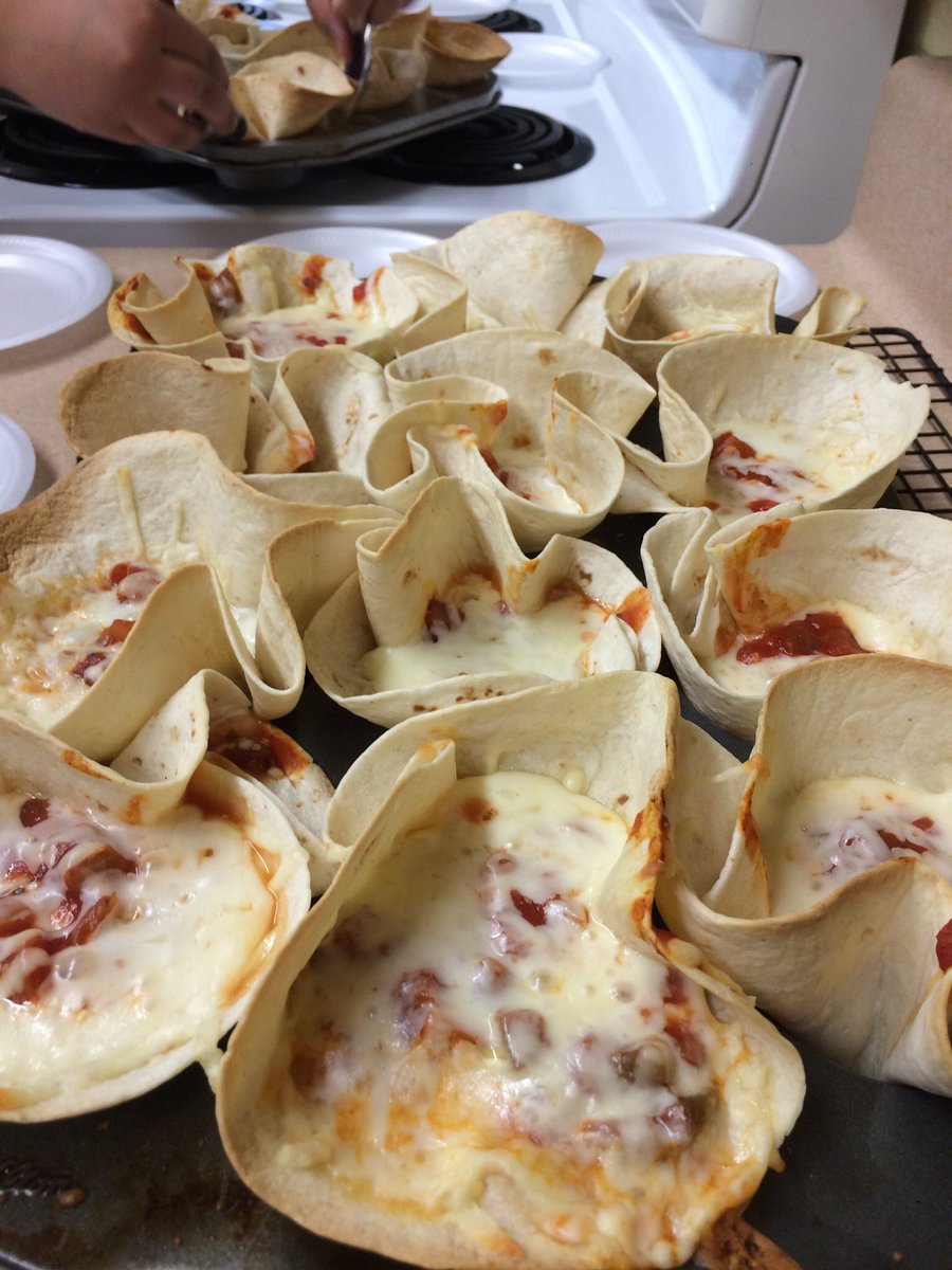 sbhutta7's tweet photo. #COY is so much fun. #cookingandlearning @PeelSchools @1GreatLakes2013 @2MIsaac @JPomianowski @a_taeput @HoviusGLPS https://t.co/dW7uG2RPPP