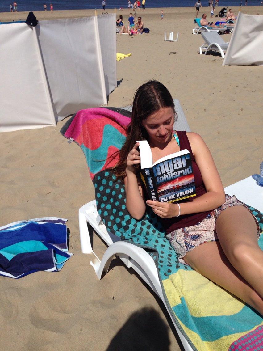 petervdbo's tweet photo. Zo ! Zij heeft geluk ... Mag NU al DE thriller van het najaar lezen , Zij die volgen. September in de boekhandel. https://t.co/5KdOCSWQHD
