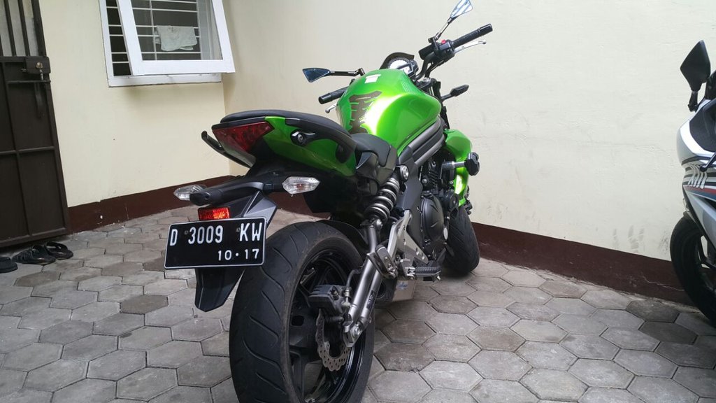 Jual ah.Kawasaki ER6N. 650cc. Hijau. Oktober 2012. Knalpot Leo Vince, Spion Rhizoma. Windshield PUIG. Side protector