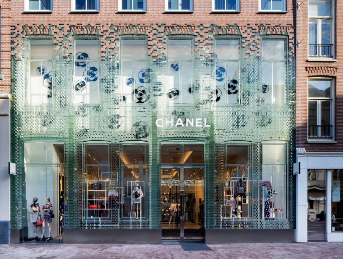 IntersealSW's tweet image. What Is Chanel Amsterdam's Storefront Made Of? Entirely of glistening, glass cubes. ow.ly/4nmuRz