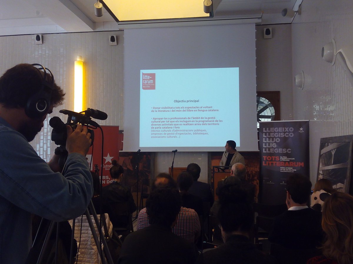 Comença la presentació de <a href="/firalitterarum/">Litterarum Móra d’Ebre</a>  amb <a href="/albertpujolm/">Albert Pujol</a> de mestre de cerimònies