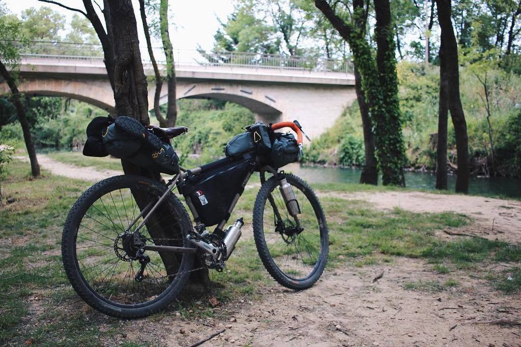 weBikepacking's tweet photo. velocoop / Pause déjeuner !! Mid day break !! #Velocoop #bikepacking #Montpellier #apidura #surly #salsa #fullpropr… https://t.co/uPXJG3XkgH