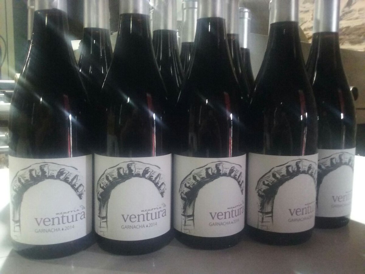 AdegadaPinguela's tweet photo. Día de embotellado de la garnacha 2014. Unos meses en botella y listo.. Tinto # Garnacha #Valdeorras https://t.co/o9FSIU1HWf