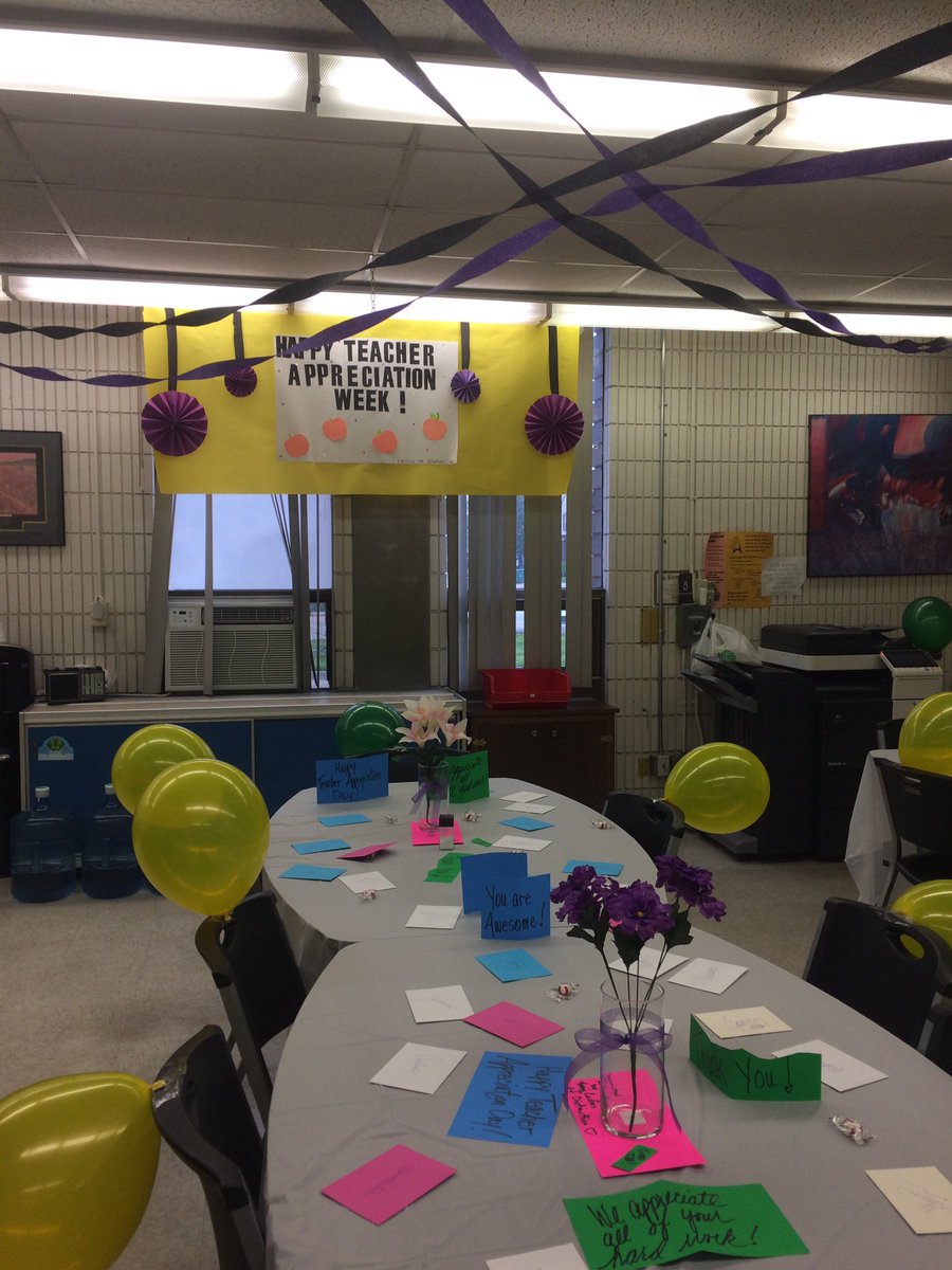 oconnor_teach's tweet photo. Happy Teacher Appreciation Week! Thanks @kclodfelter and Young Ladies of Distinction! #ramily60 https://t.co/0K4RB03Iui