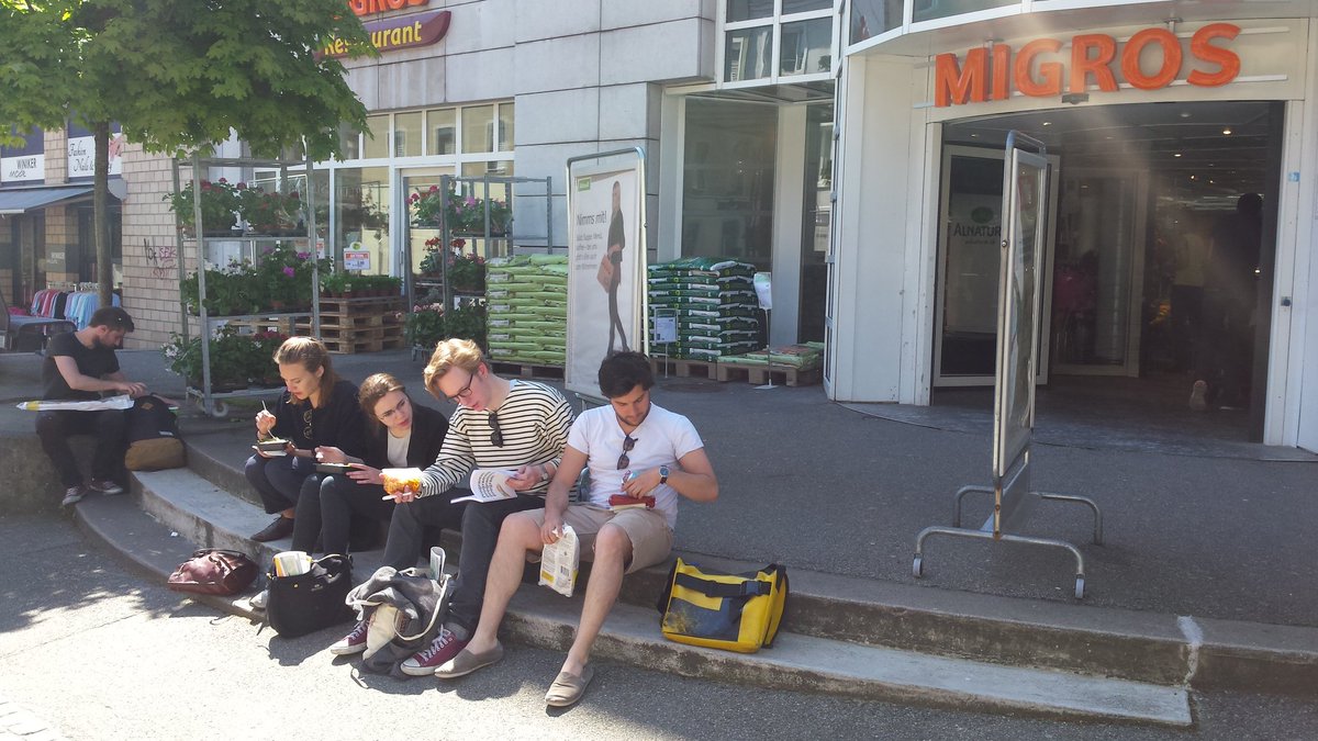 Mittagessen direkt vor dem Eingang...wir sind Studenten, wir dürfen das. #SoLit16