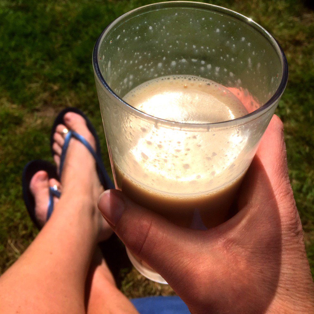 100days2getthin's tweet photo. Lunch in the garden, enjoying a @lighterlife #caramelshake my new favourite flavour! #delicious #weightlossjourney https://t.co/2qVNTnIAOy