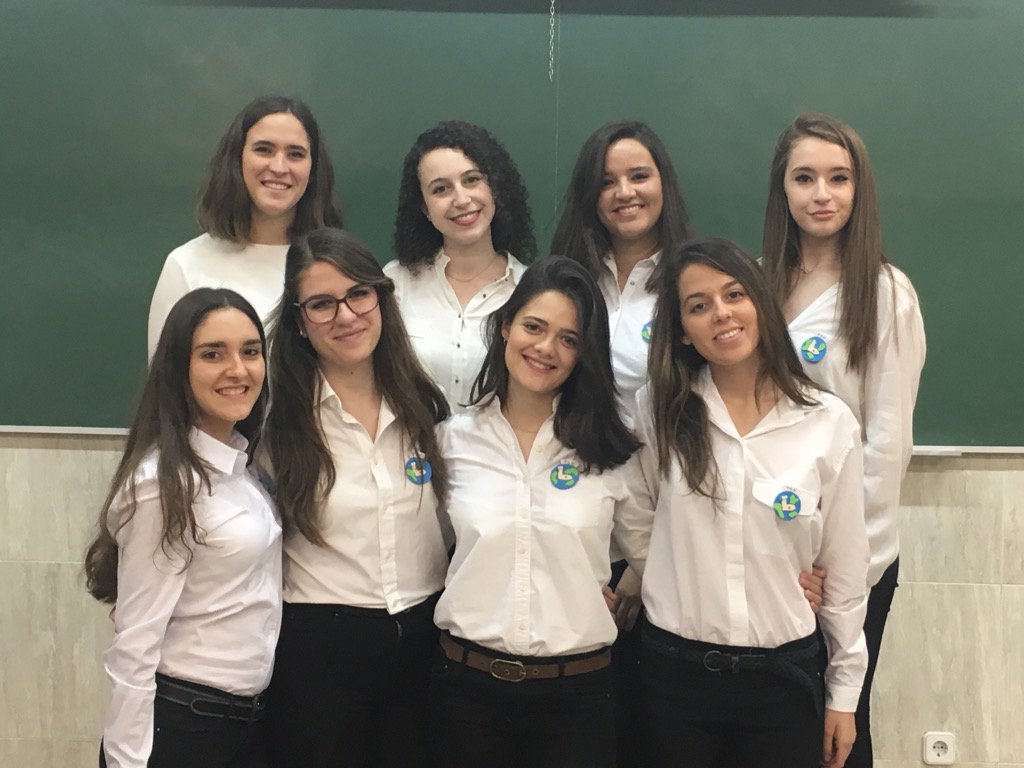 EnfParaElMundo's tweet photo. Preparadas para exponer! #EnfermerasParaElMundo #DiseñaTuPropioCamisón https://t.co/yZsMHD01Sc