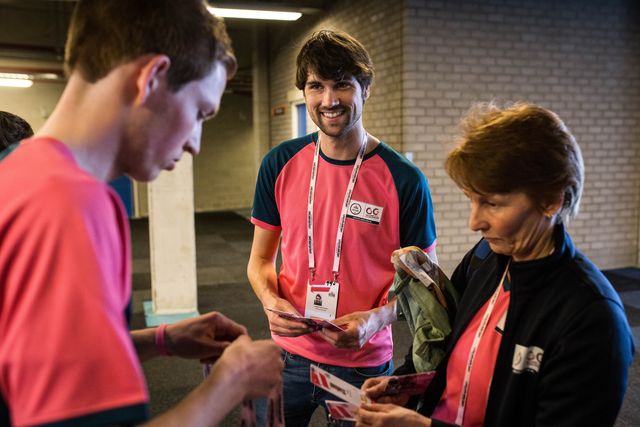 nrc's tweet photo. De Giro kan niet zonder de 2000 vrijwilligers https://t.co/GcU6wUU2XI https://t.co/VzoqX1ByLb