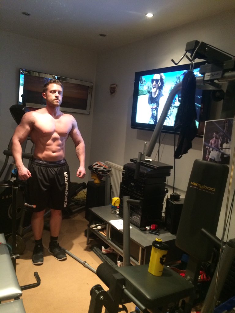 adamnugentrs's tweet photo. Diet coming on but still a fat twat 4 n half weeks out! #pca #bodybuilding #diet #gym #sixpack https://t.co/06P7lqfoAt