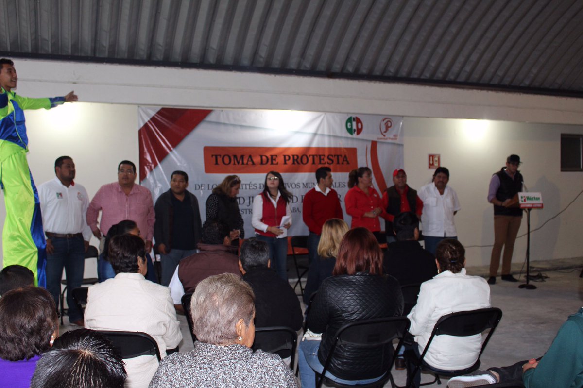 FERNANDOLUNACER's tweet photo. Acompañé a @DianaDiazC_ Dirigente de @Red_JPVeracruz a la Toma de Protesta de los Comités Mpales del Distrito XX. https://t.co/jUBUC5P94S