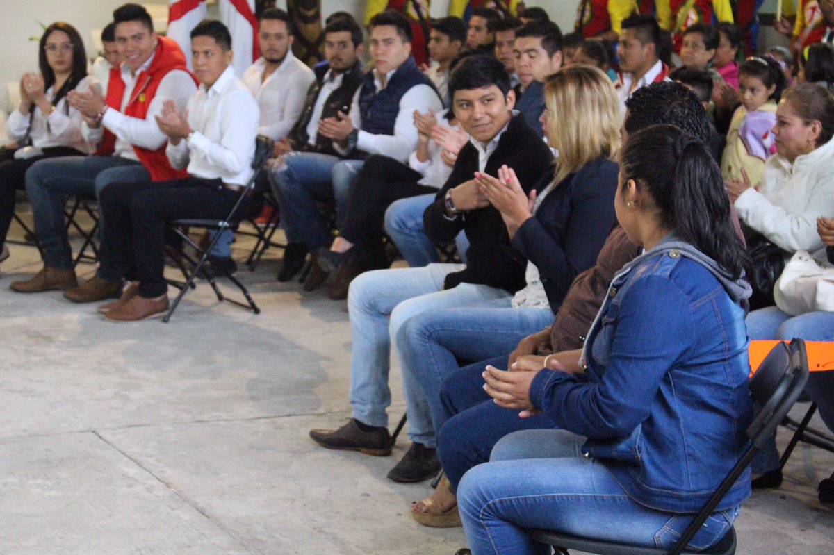 FERNANDOLUNACER's tweet photo. Acompañé a @DianaDiazC_ Dirigente de @Red_JPVeracruz a la Toma de Protesta de los Comités Mpales del Distrito XX. https://t.co/jUBUC5P94S