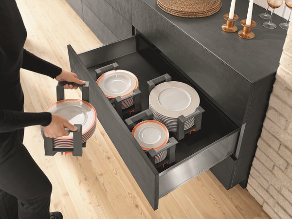 LDL_online's tweet photo. AMBIA-LINE accessories make many kitchen tasks easier - everything is close at hand. #WorkflowSpaceMotion https://t.co/AuEYcM3do2