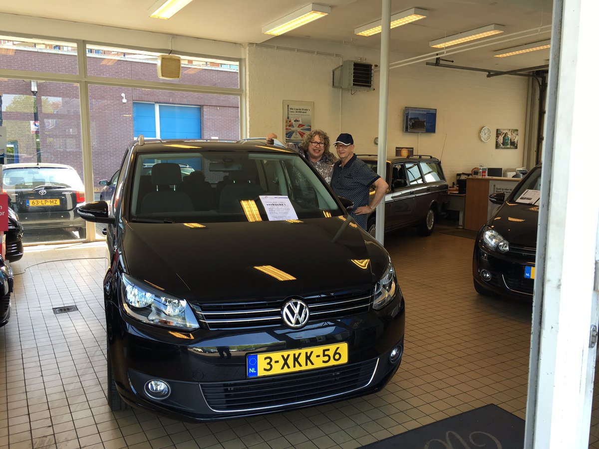 autokuilenburg's tweet photo. Prachtige dag om weer een paar mensen blij te maken met een nieuwe auto #weloveourjob https://t.co/oGbPYhTaye