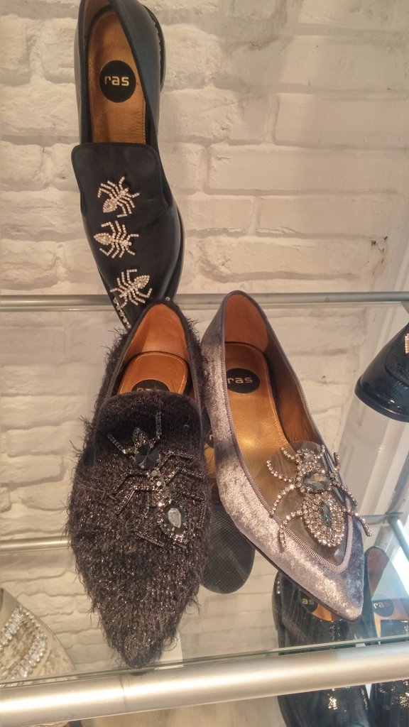 BazardeMarisse's tweet photo. Originalísimos zapatos de @ras_shoes  para el próximo otoño-invierno 2017 ❤ #Tendencias #insectos https://t.co/8pJFi2m1Le