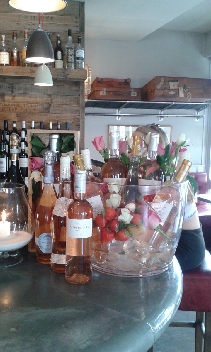 EC_VictoriaB's tweet photo. Sun is out, Rose display is out @thebrowncowpub #fulham https://t.co/vnLIiz8U5Z