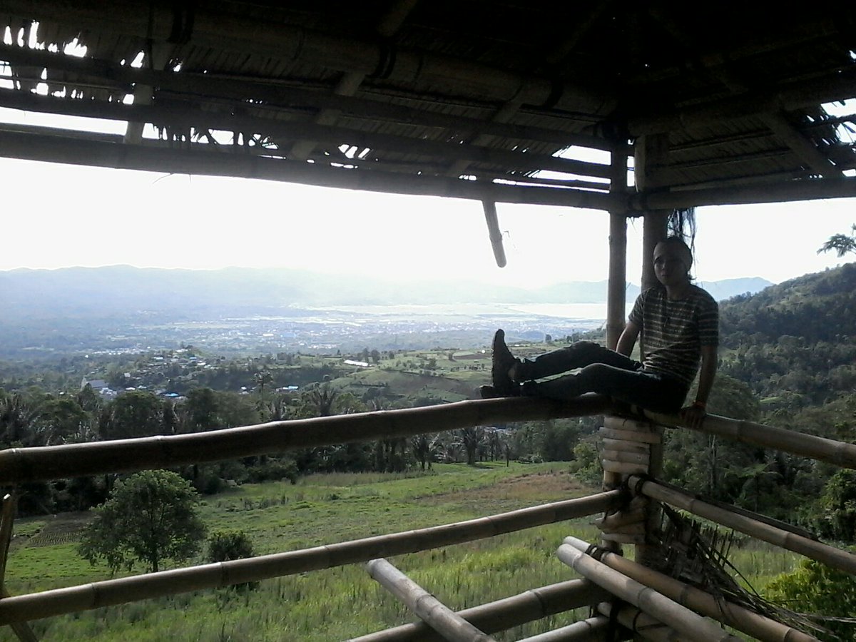 YuriGenesis's tweet photo. Santai di shelter mahawu tomohon sambil liat eloknya suasana manado,sulawesi utara
 @Ini_Talkshow 
#LongWeekend https://t.co/vfpI4usUsg
