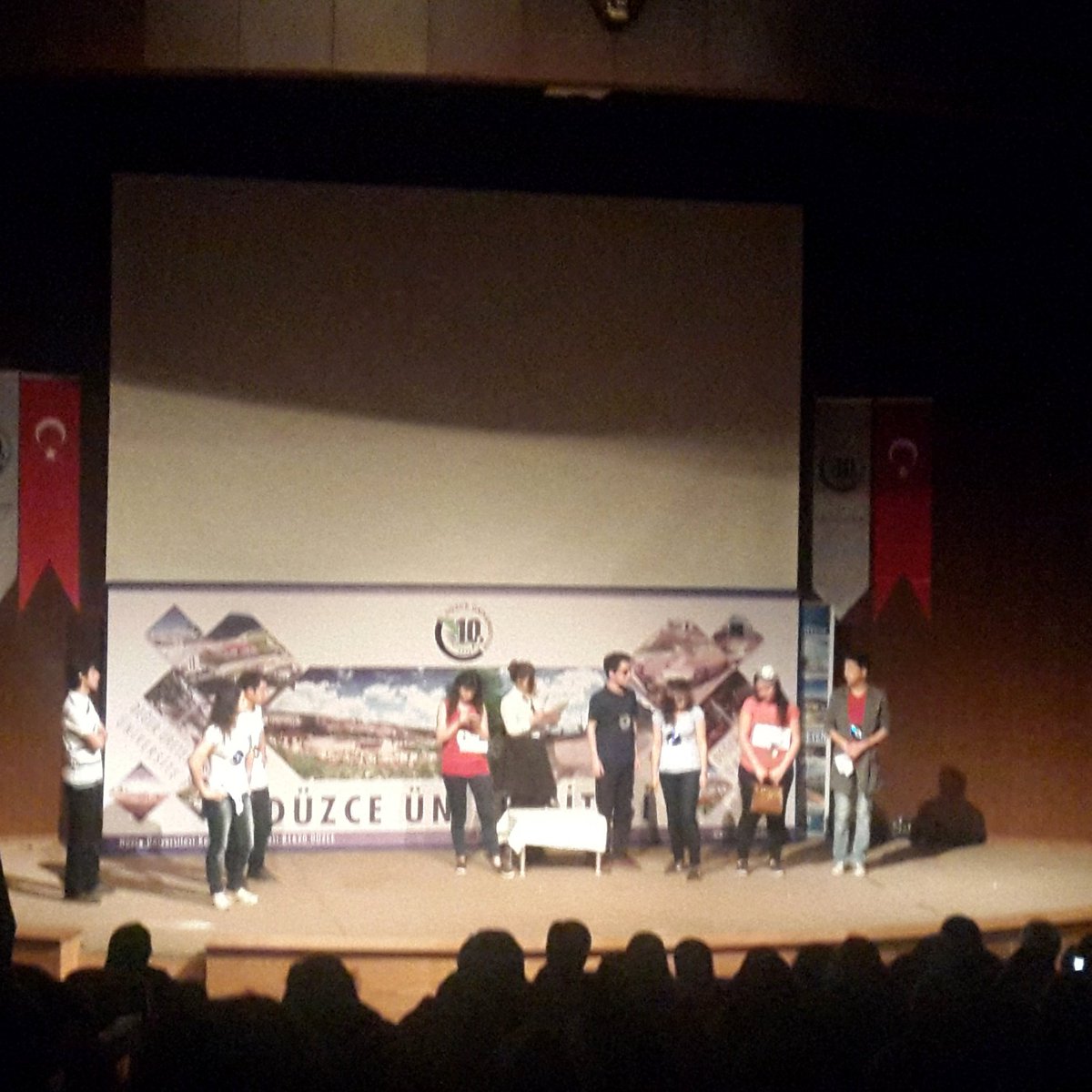 Tıp fakültesinden arkadaşlarımızın hazırladığı tiyatro gösterisi başladı✌

#dutab2016