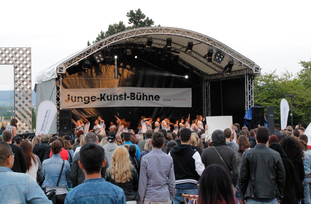 Rund 30 Acts sind ausgewählt: Junge Kunst Bühne beim Stadtfest #Kassel an #Pfingsten bit.ly/ProgrammJKB (mic) https://t.co/emC0gIDOMU