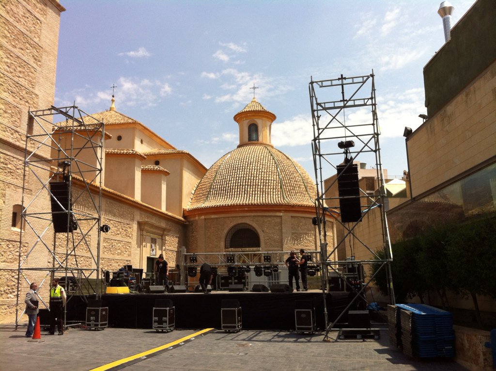 aecfolk's tweet photo. Escenario casi listo para acoger esta tarde a Efrén López i Abracadabra, y a los galegos Riobó. #mayos2016  #folk https://t.co/88aRdhm4MZ
