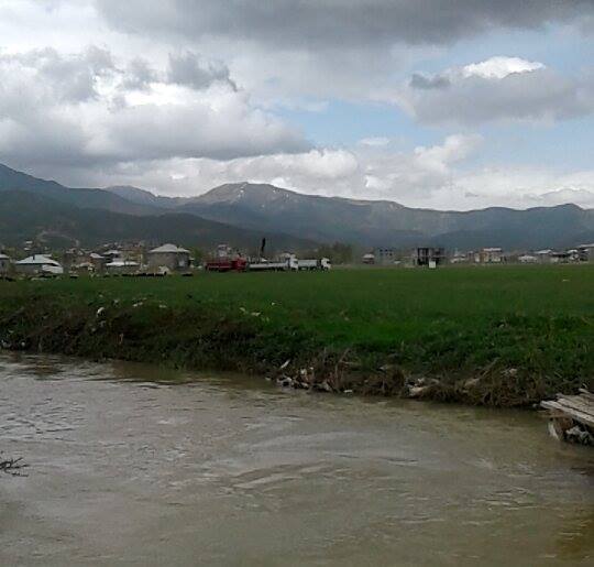 Gever_Nedim's tweet photo. "Güvenlik" kulübesi karakol inşaatı için "yasağın" keyfi uzatıldığı #Gever'e 7 TIR ile beton bloklar getirildi https://t.co/vIqWTUqDyX