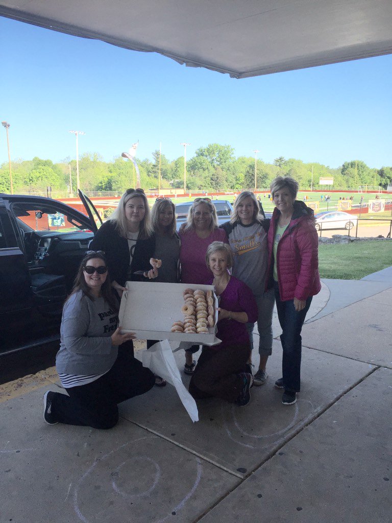 sonlowe's tweet photo. @KevinGLowery mom paparazzi last day of school senior ambush! https://t.co/NOdHAuByby