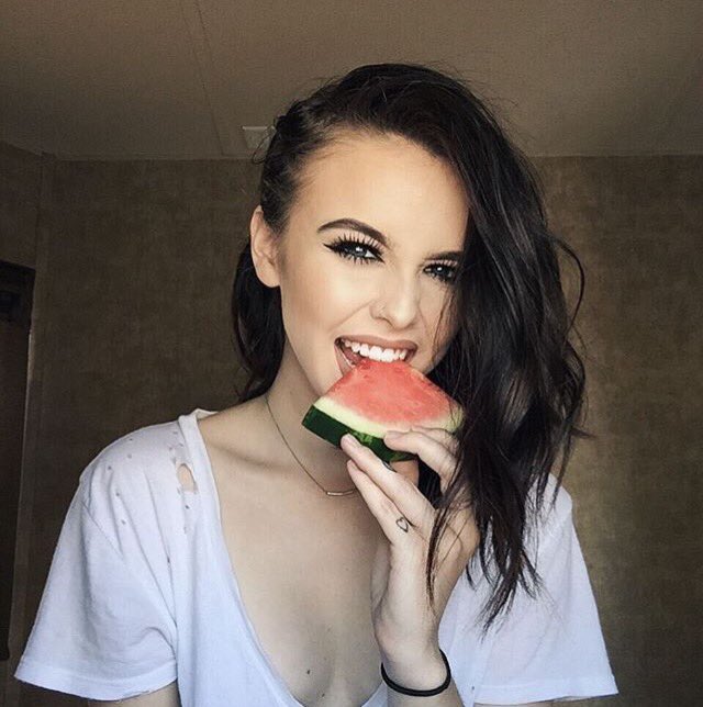 ChrisLewis988's tweet photo. #healthy 🍉🍉 https://t.co/fBwW2GB7vj