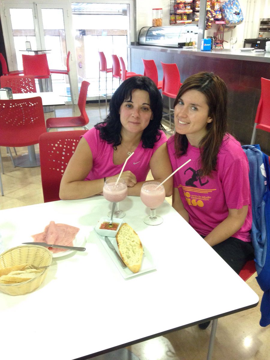 BarFelipeVI's tweet image. Las monitoras Marta y Macu se recuperan después de sus sesiones matinales con 2 batidos de fresas y tostadas