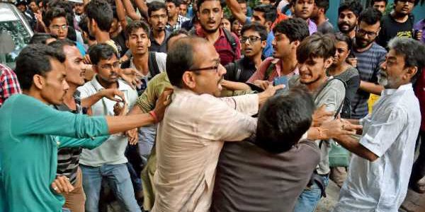 babudubeyhindu's tweet photo. Indian Army successfully fights against the Chinese and Indians against the #AntiNationalJU https://t.co/WBwJbBTzYf