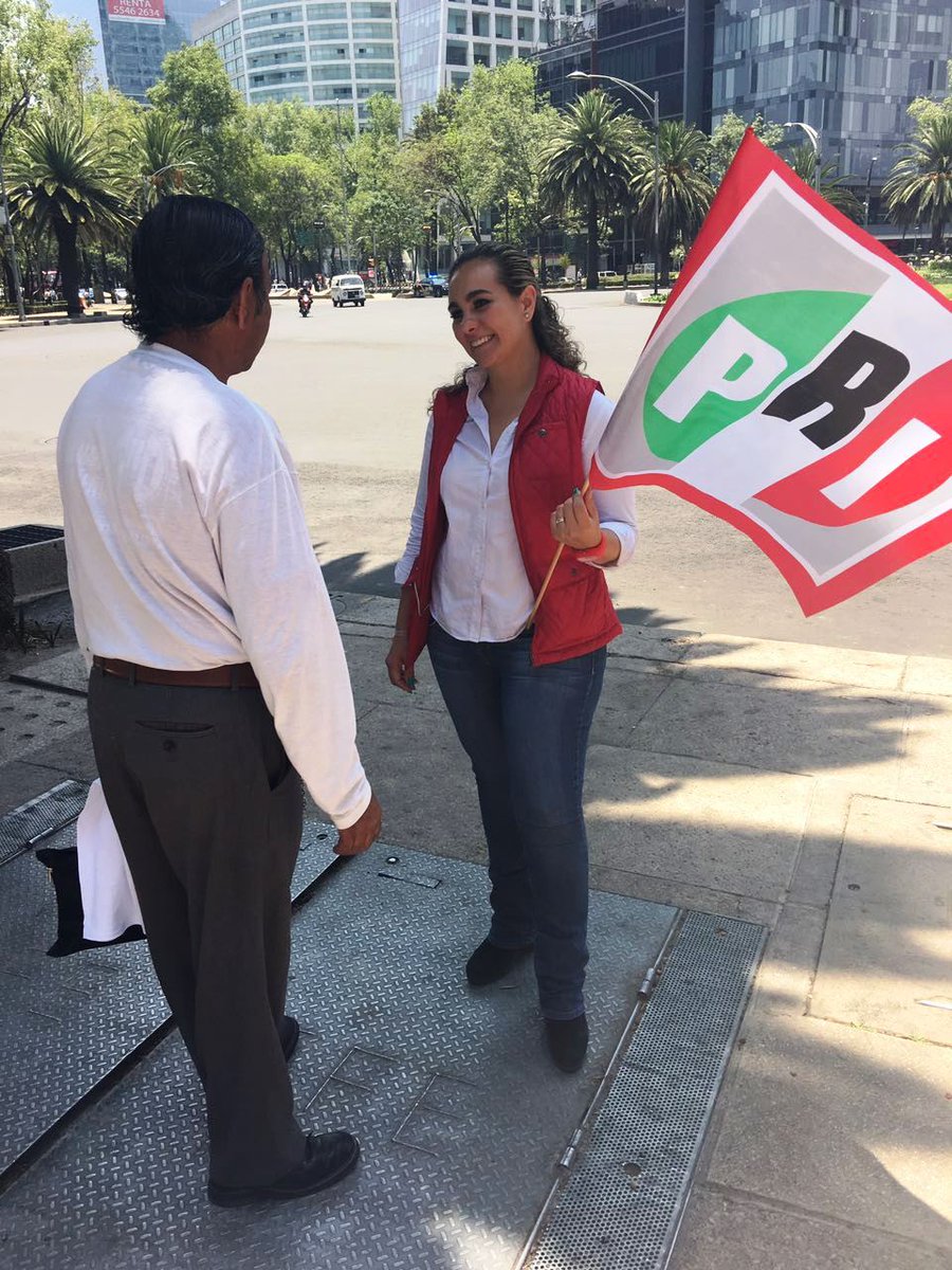 ferbayardo's tweet photo. En Glorieta de las Palmas platicando con los vecinos de las propuestas que llevaré al #ConstituyenteCDMX #ConFerSi https://t.co/pAsFmeEQ2e