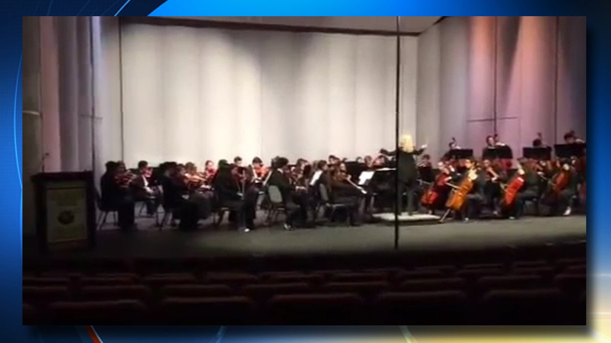 Inspirational student orchestra at @sr_reef keeps performing when power goes out bit.ly/1SSxgpe?utm_me… @MiamiSup https://t.co/t214lGcx5V