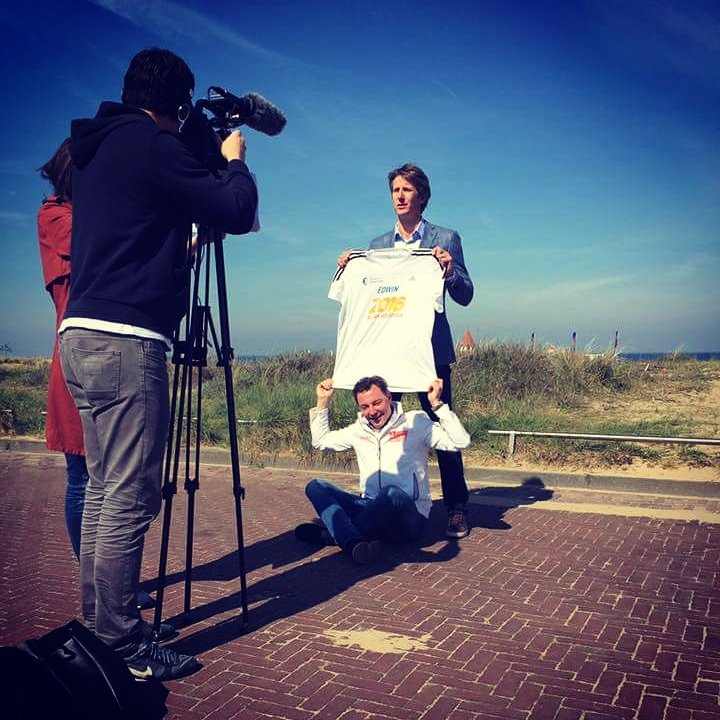 DelanoVideo's tweet photo. Video opnemen voor de 10 van Noordwijk met Edwin van der Sar. #10vannoordwijk #edwinvandersar #noordwijk https://t.co/9pSDXF9uJQ