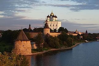 twit_impressive's tweet photo. Псковский Кром - самая большая крепость в Европе. В XIV - начале XVI веках кремль вместе с вечевой площадью, собором https://t.co/w76NOfOxsD