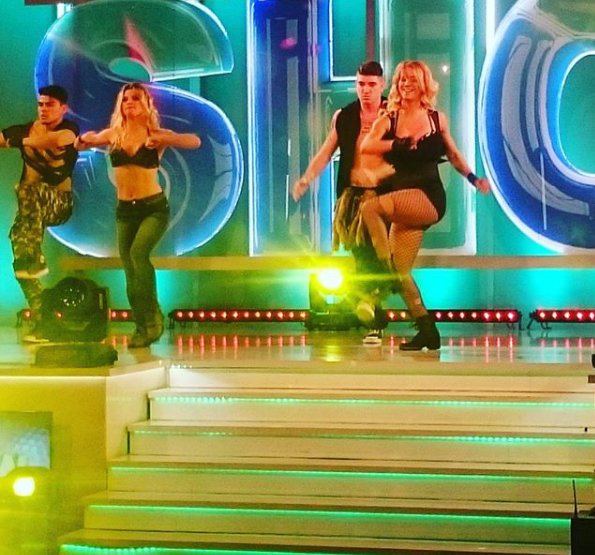 envivo_com's tweet photo. Hoy musical de @flor_vigna y se define si entra al #Bailando. YA LLEGA @esteeselshowok 💥🎉🎇 https://t.co/DYrTbrYabb