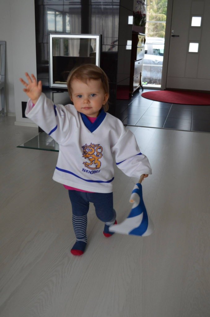 HeidiPe's tweet photo. Pieni lätkäfani kannustaa Leijonia! #mmkisat #jääkiekko #Suomi #leijonat https://t.co/ThpBNYGx1C