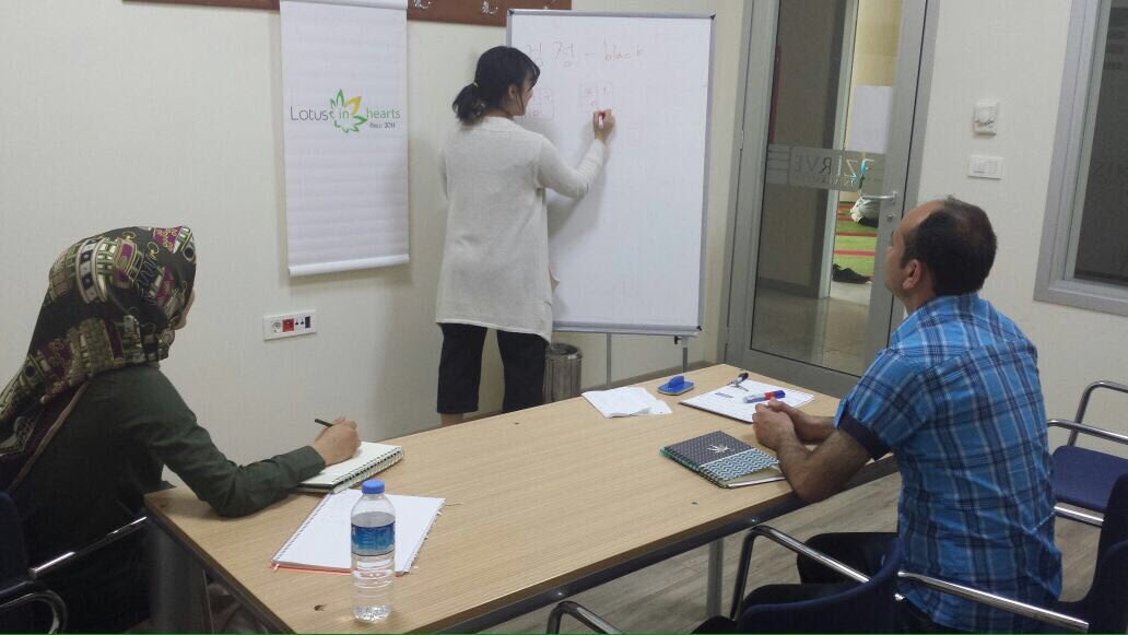 Korece derslerimizden bir kare. Kulübümüz Kore'yi Zirve'ye getirmeye devam ediyor!