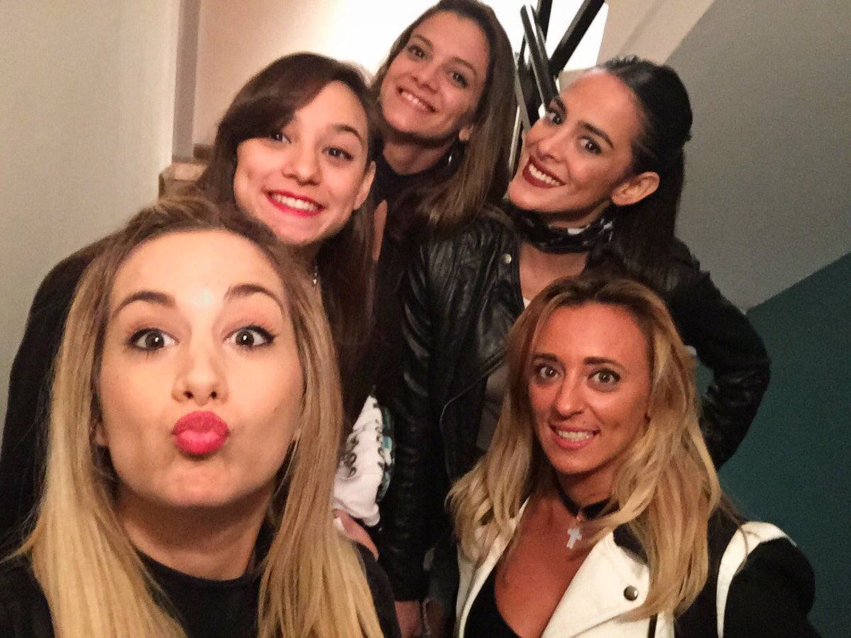 estefiberardi's tweet photo. #CombateGirls #Amoaestagente 🍕🍴🍹 @Paulitadobom @Candesoloa @AndreCamachoC9 @biandipasquale ❤️ https://t.co/jLrv3oX9te